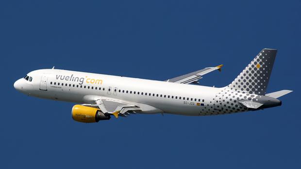 Un avión de la compañía Vueling despega del aeropuerto de San Pablo