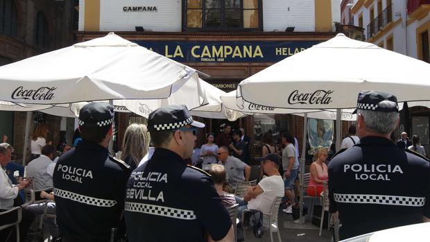 La Policía se personó este lunes en La Campana para la retirada de veladores
