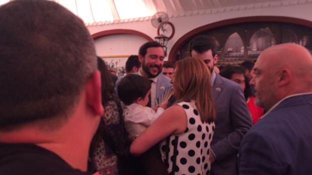 Susana Díaz llega a la caseta de Cajasol con su hijo en brazos