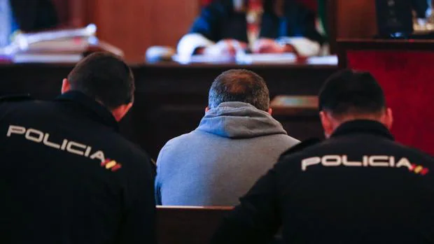 Francisco Morillo, escoltado por la Policía, en el banquillo de los acusados en la primera jornada del juicio