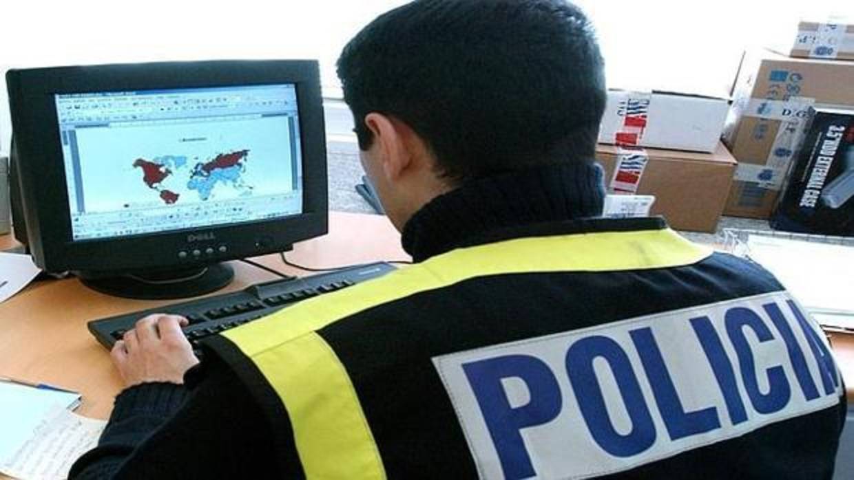 Un agente de Policía revisa la documentación de una investigación contra la pedofilía en internet