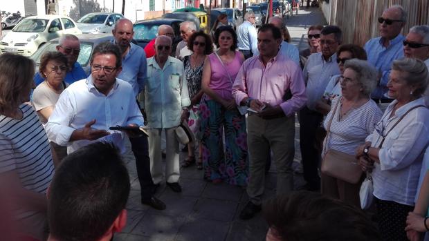 El portavoz municipal del PP de Sevilla, Alberto Díaz, reunido este martes con vecinos de Triana