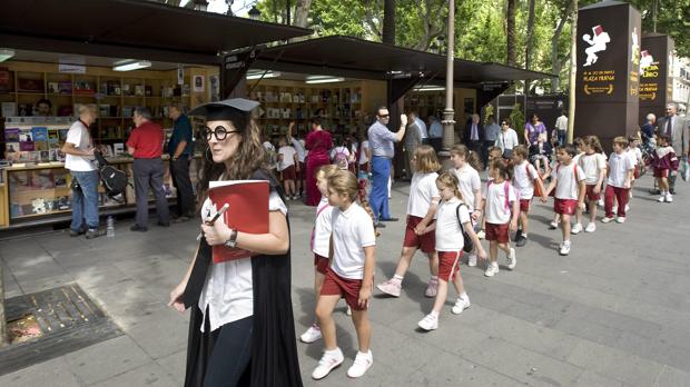 Alumnos guiados por una educadora en una visita a una edición anterior de la Feria del Libro de Sevilla