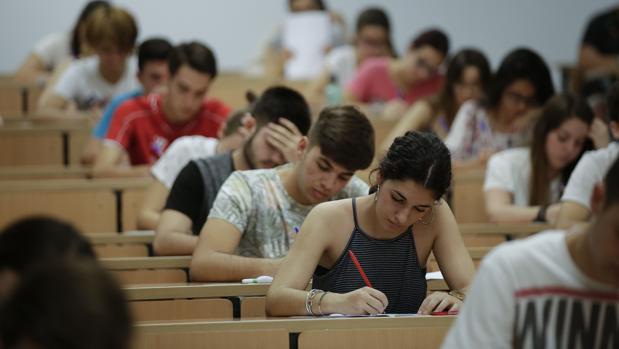 Alumnos, durante el examen de Selectividad en la Facultad de Derecho de Sevilla