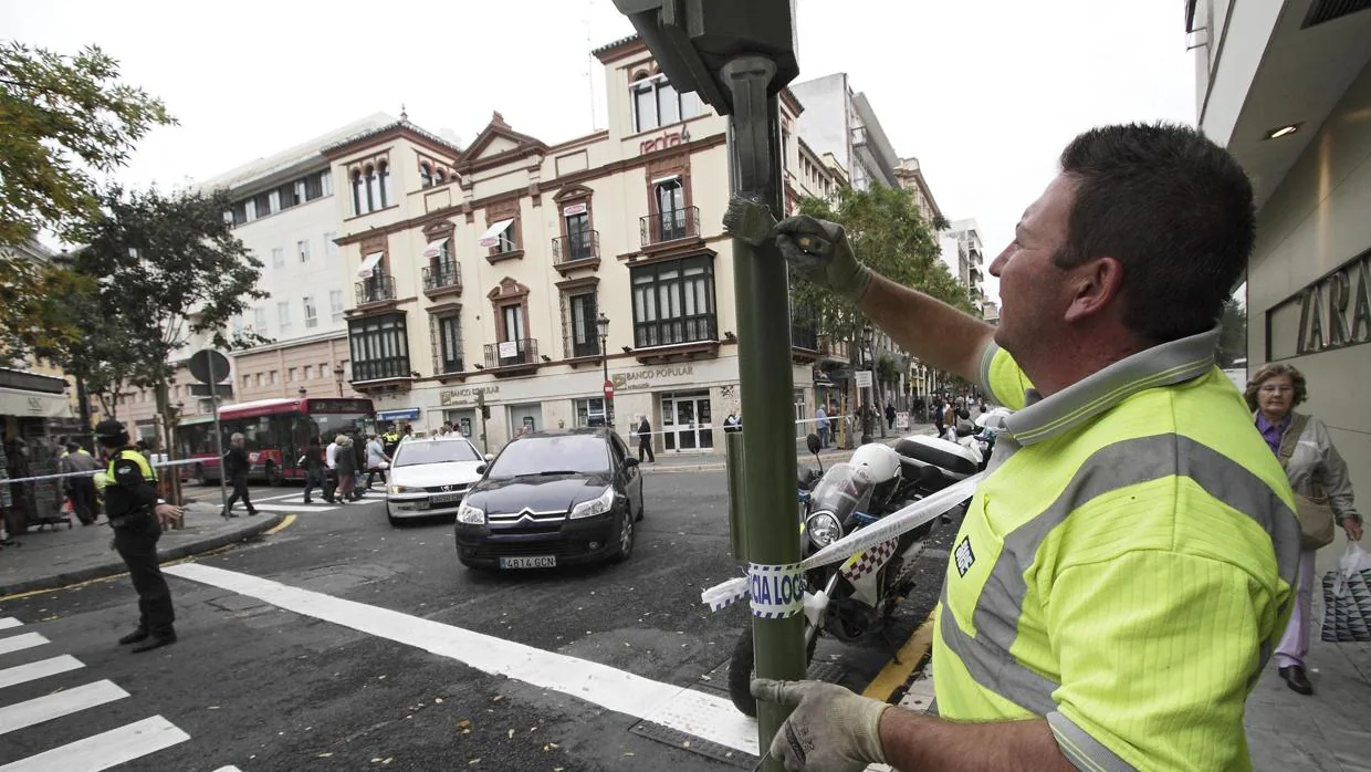 Labores de mantenimiento de los semáforos en La Campana