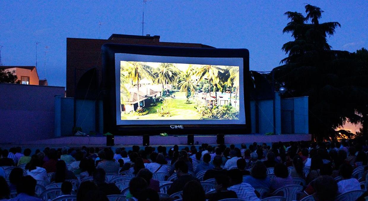 El Ayuntamiento de Sevilla impulsa cines de verano gratis para los vecinos de Cerro-Amate y el Polígono Sur