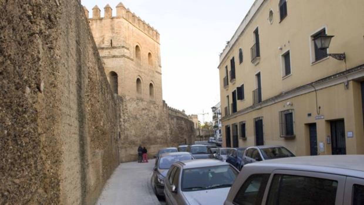 La almena ha caído intramuros, en la calle Macarena