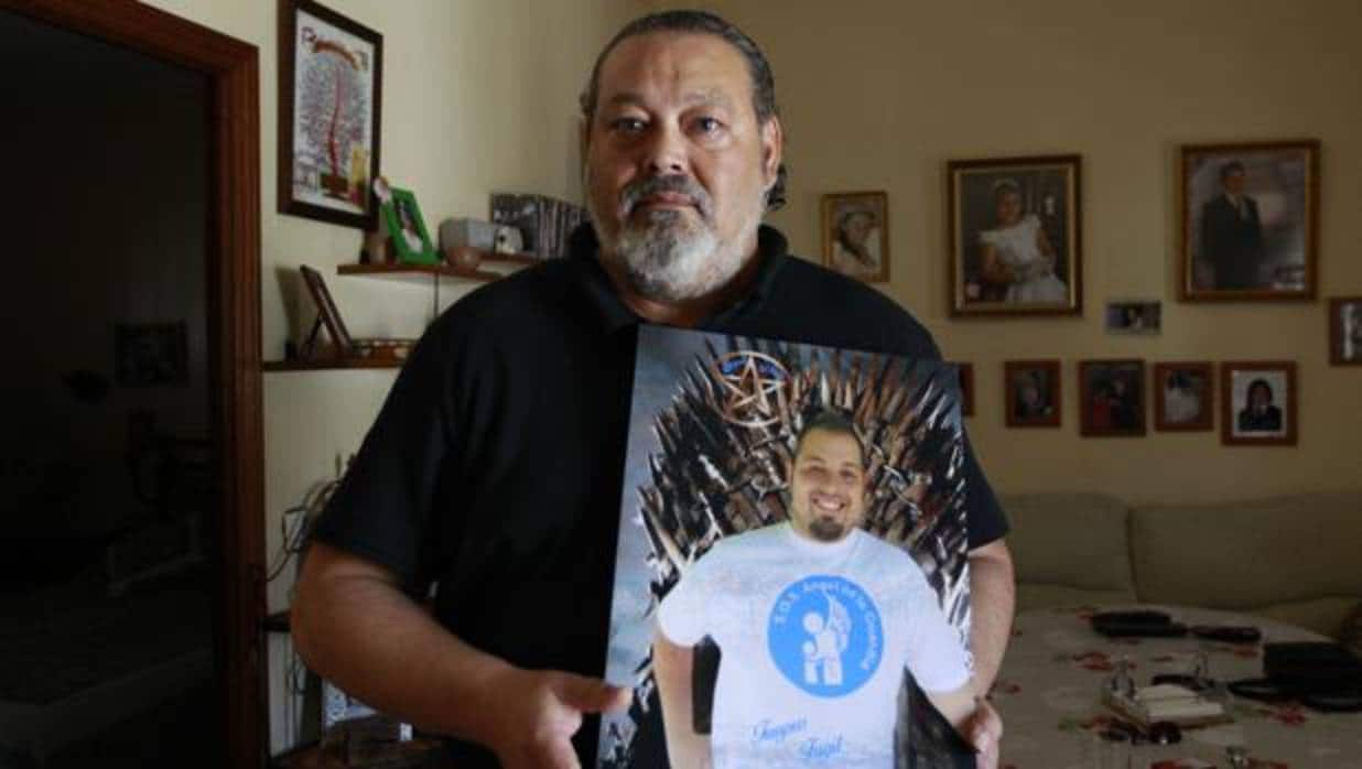 Francisco Javier Sánchez Flores, con una fotografía de su hijo fallecido