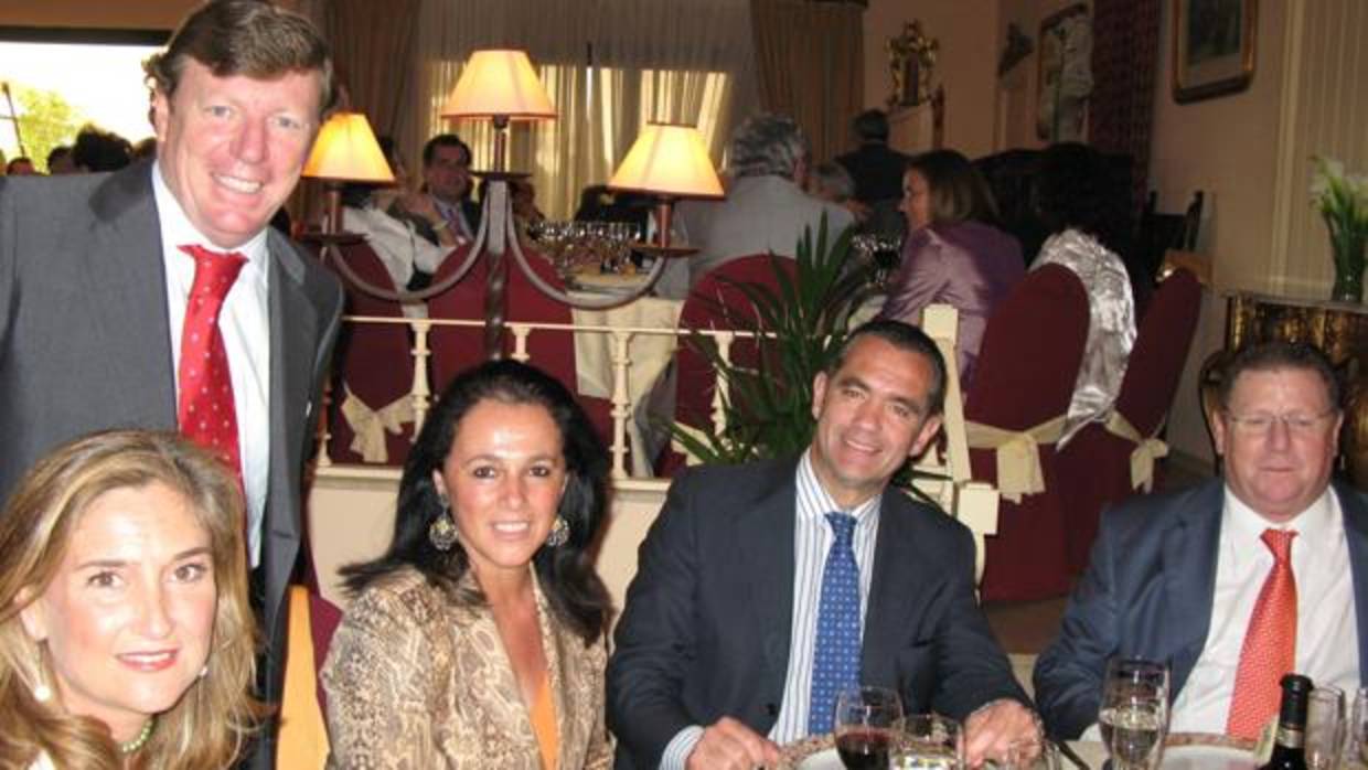 Carlos Cadaval, en el extremo derecho, en una comida familiar