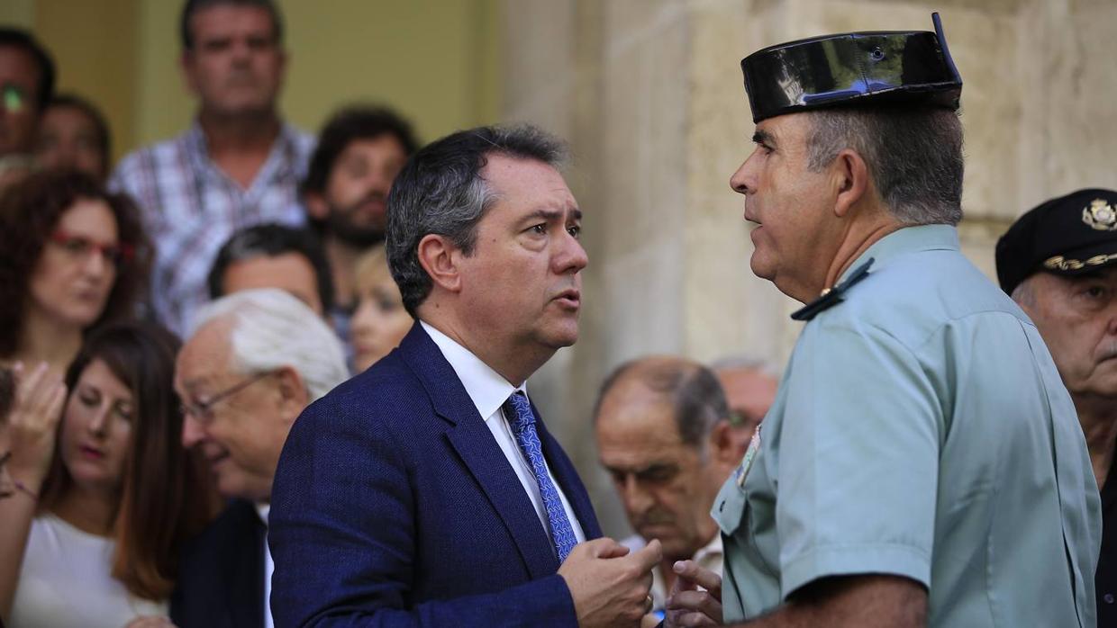 El alcalde de Sevilla, tras el minuto de silencio que ha tenido lugar a las puertas del Consistorio