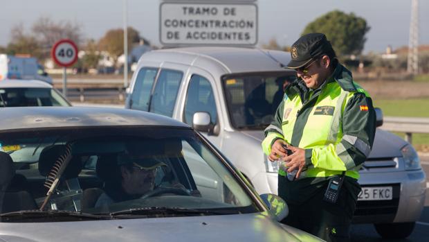 Multados 114 conductores al volante en las carreteras de Sevilla tras consumir alcohol o drogas