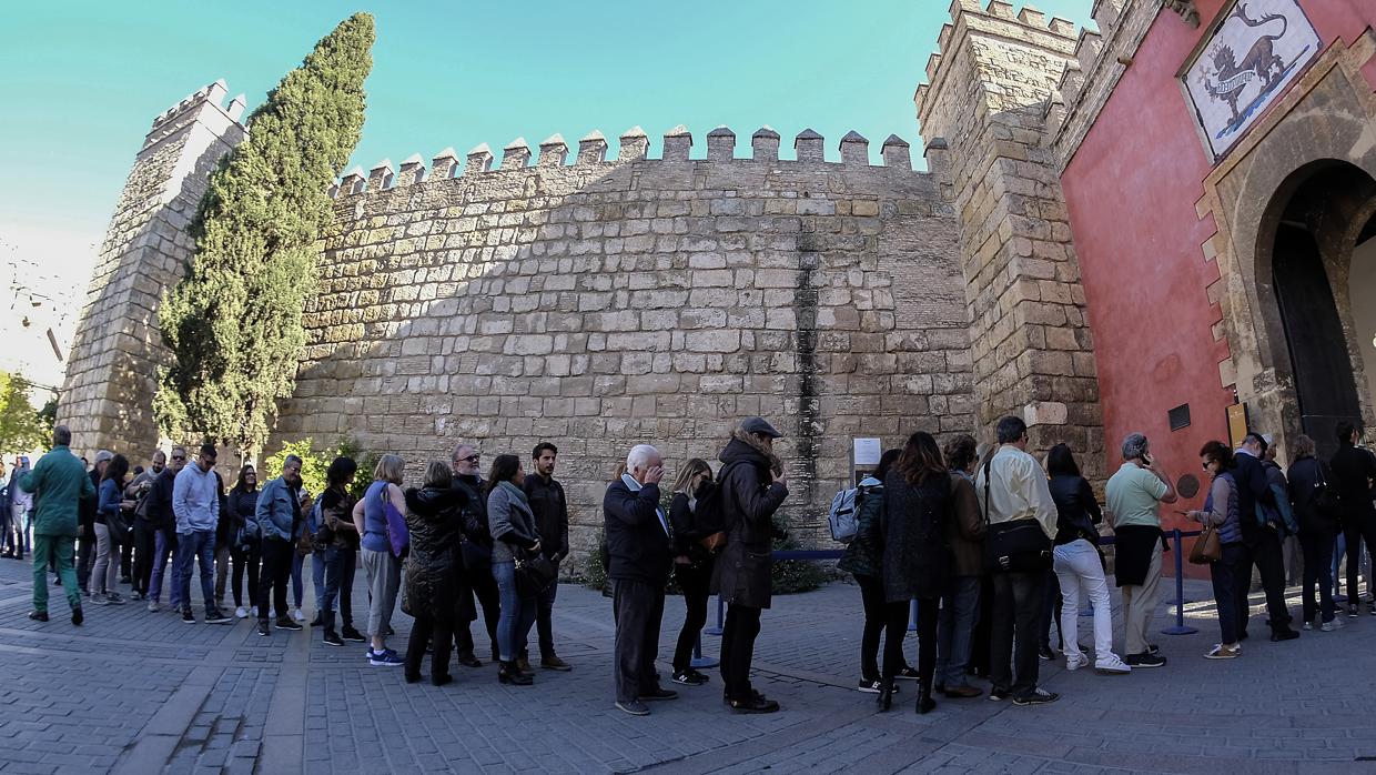 La cola de acceso al Alcázar no mejorará con el nuevo proyecto, según Icomos