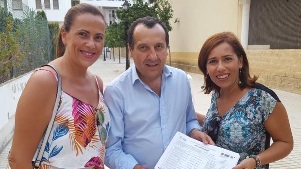 José Luis Ruiz Espejo, junto a algunas de los casi 3.500 socialistas de Málaga que le han avalado