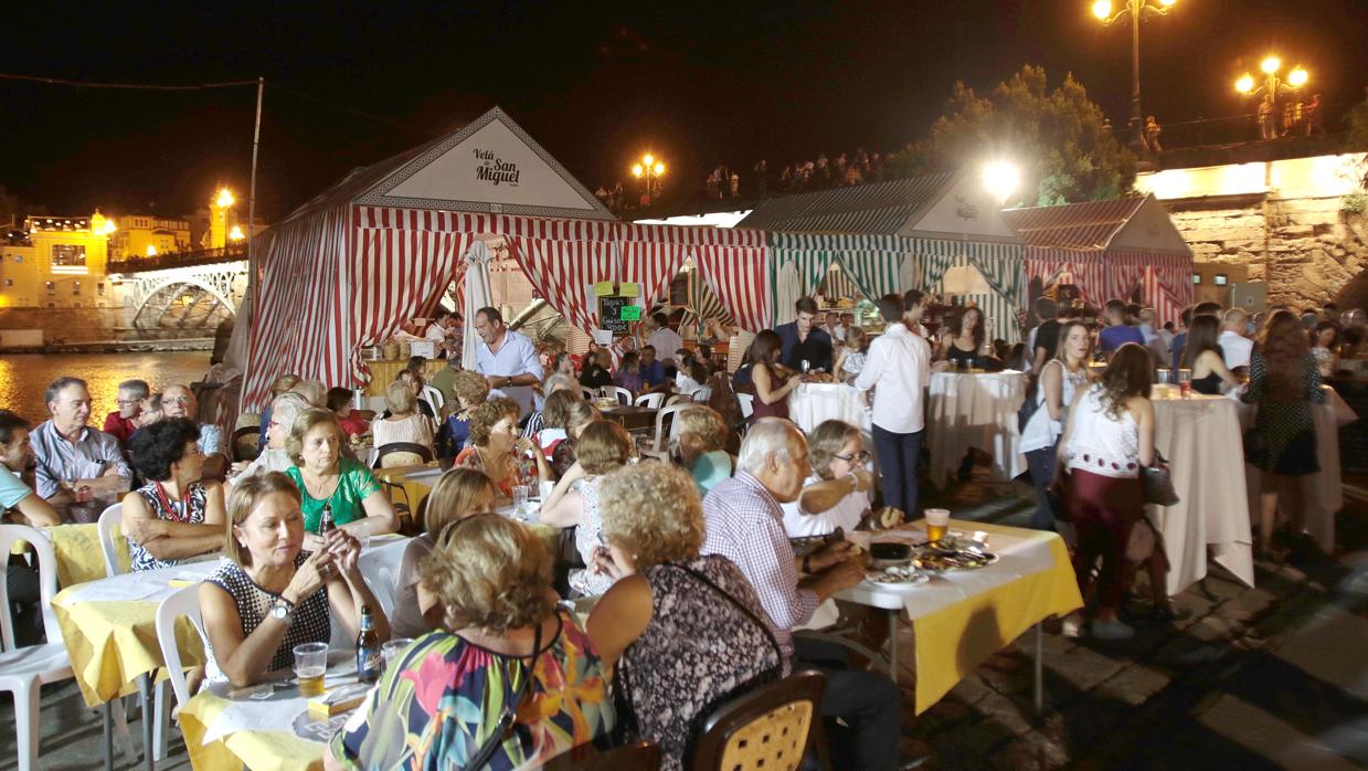 Muchos sevillanos pasearon durante este fin de semana por el Muelle de la Sal