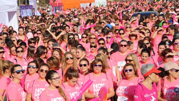 Miles de corredoras antes de la prueba, este domingo