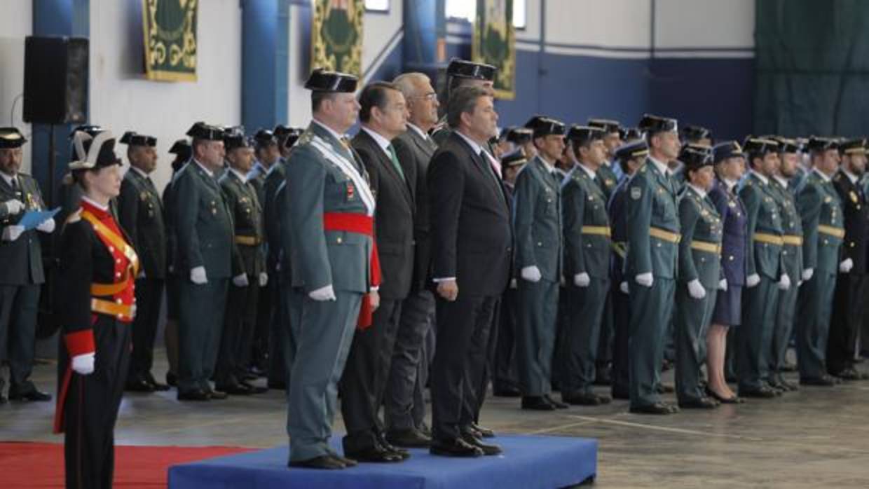 El director general de la Guardia Civil (centro de la imagen) estuvo este miércoles en Montequinto