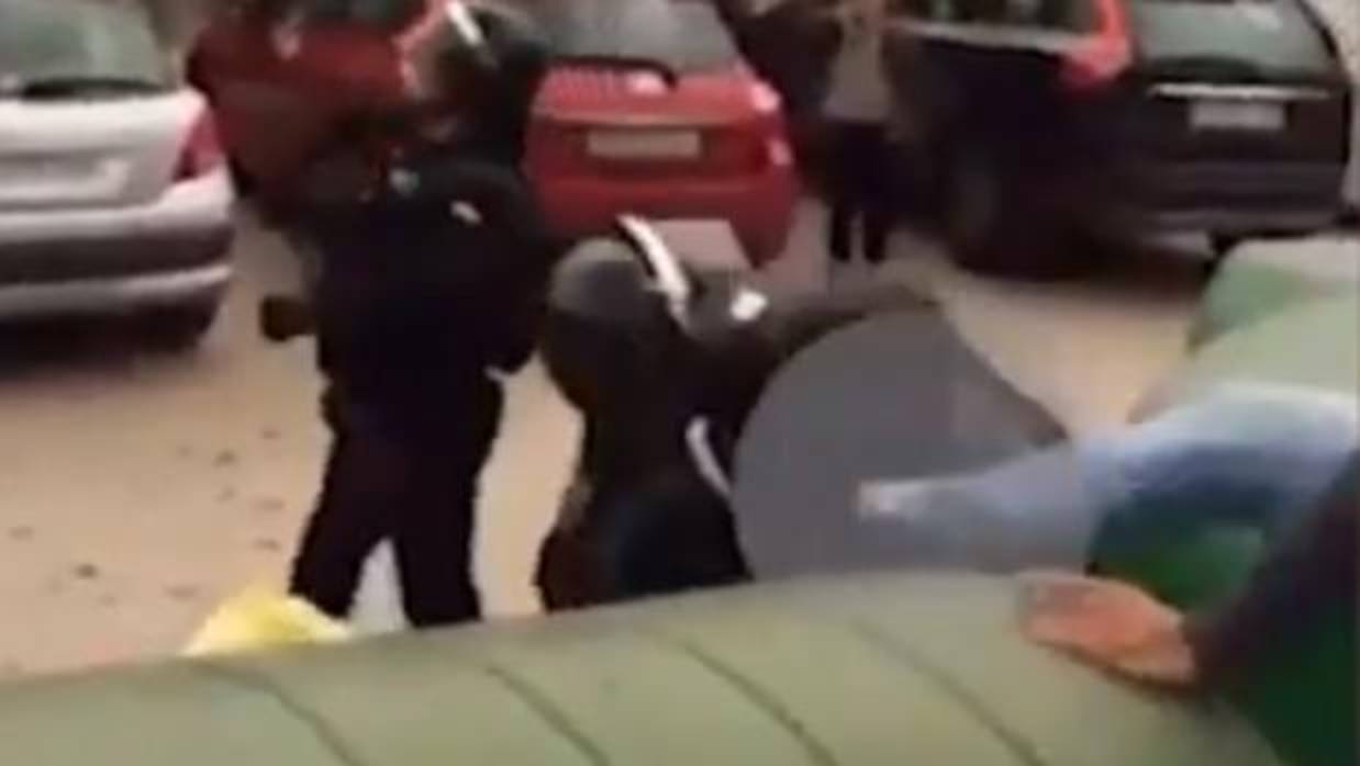 El agente sevillano del Grupo de Reserva y Seguridad (GRS) recibió una violenta patada en la cabeza