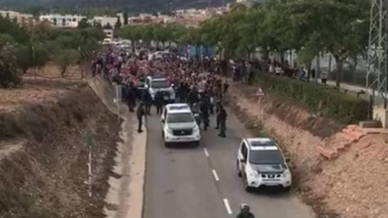 Vecinos de Mont-roig expulsando a los agentes de la Guardia Civil de su localidad