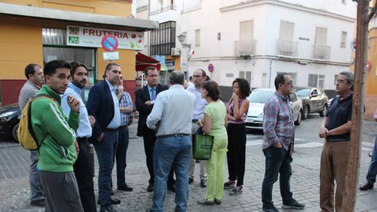 El concejal Juan Carlos Cabrera, con vecinos y comerciantes de la zona del Pumarejo