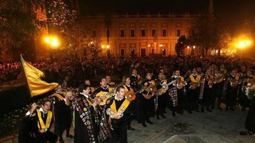 La tuna de Medicina canta a los pies del monumento a la Inmaculada en Sevilla