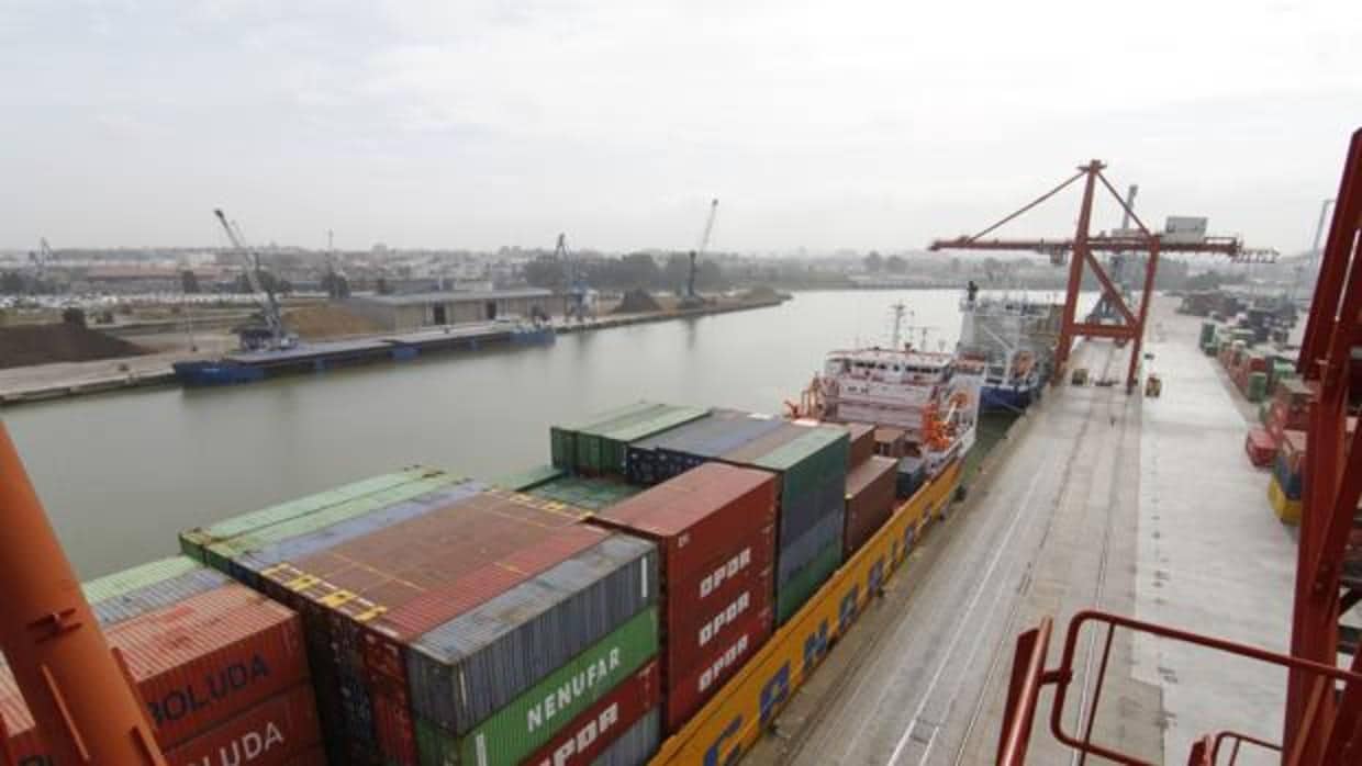 Varios contenedores cargados en un buque en el puerto de Sevilla