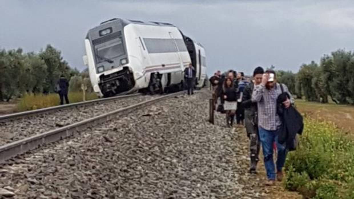 El tren ha descarrilado por el fango acumulado en la vía