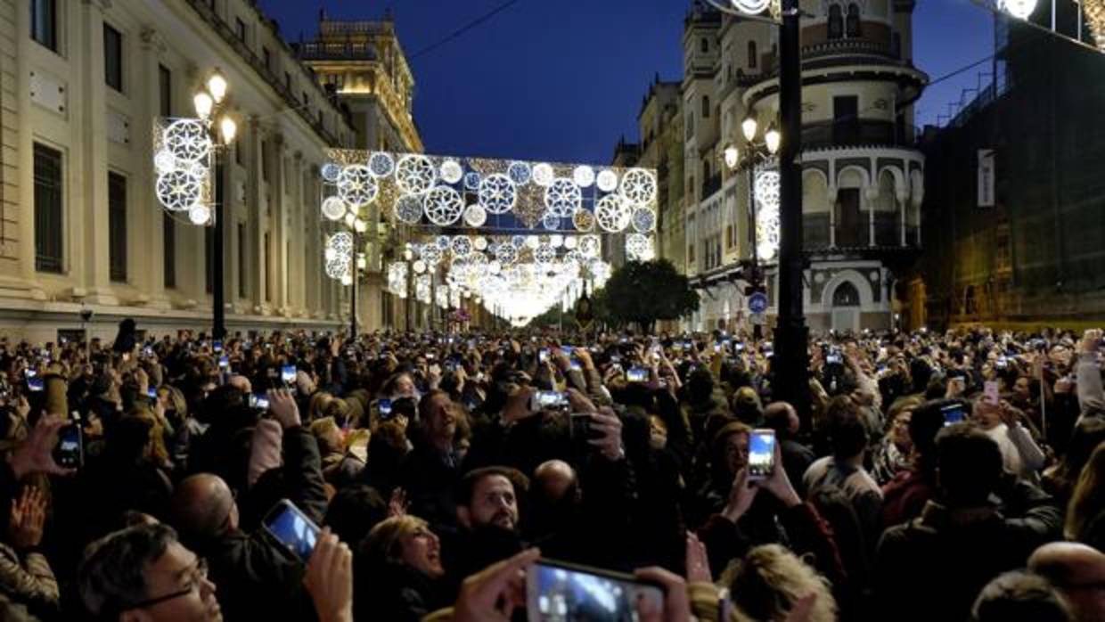 Cientos de sevillanos realizan fotos en el momento de la iluminación