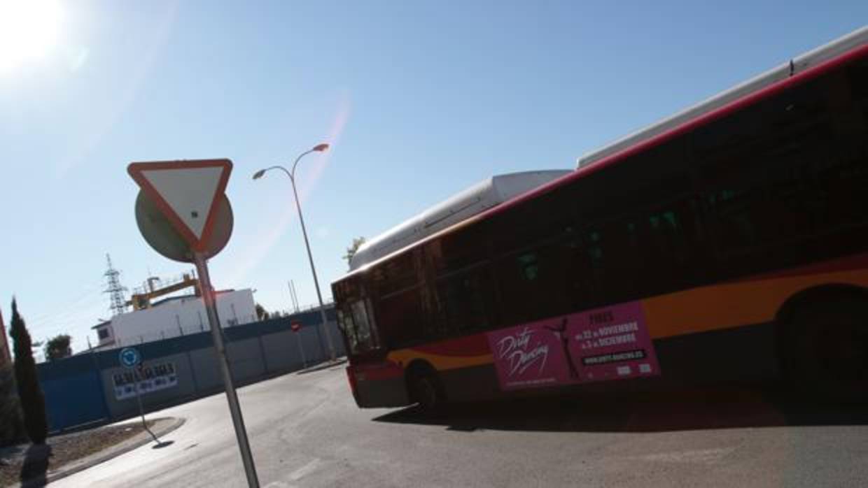 Un autobús de Tussam en el Polígono Sur