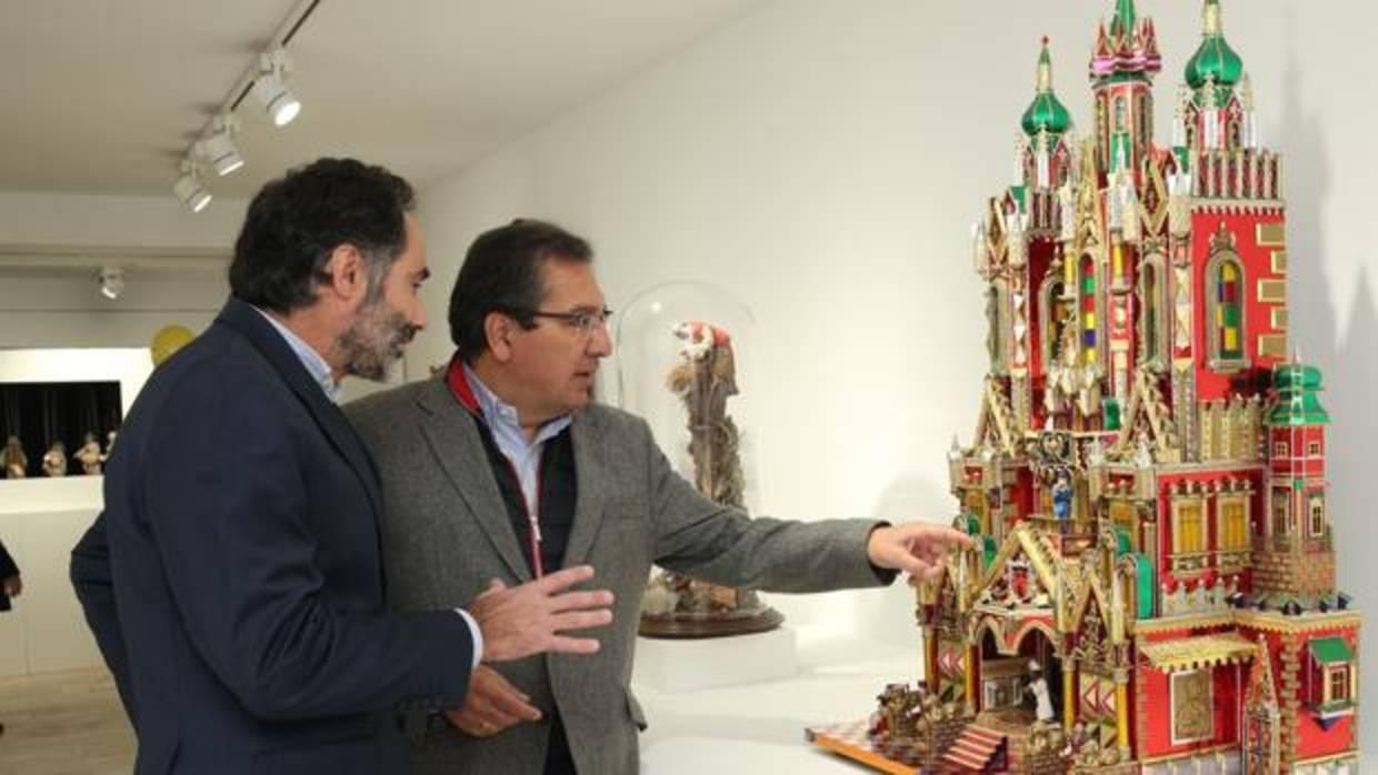 El comisario de la exposición y el presidente de Cajasol, Antonio Pulido, en la muestra