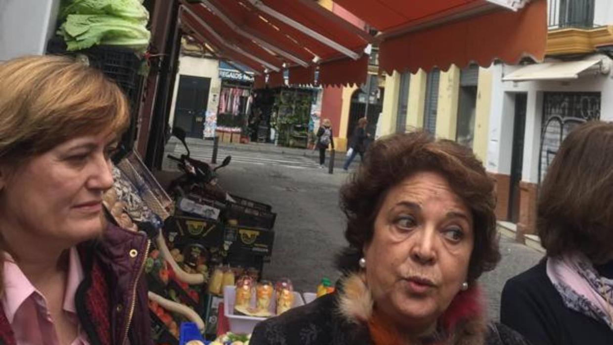 Carmen Castreño y María Angeles Rodríguez Yunta han visitado el mercado de la calle Feria