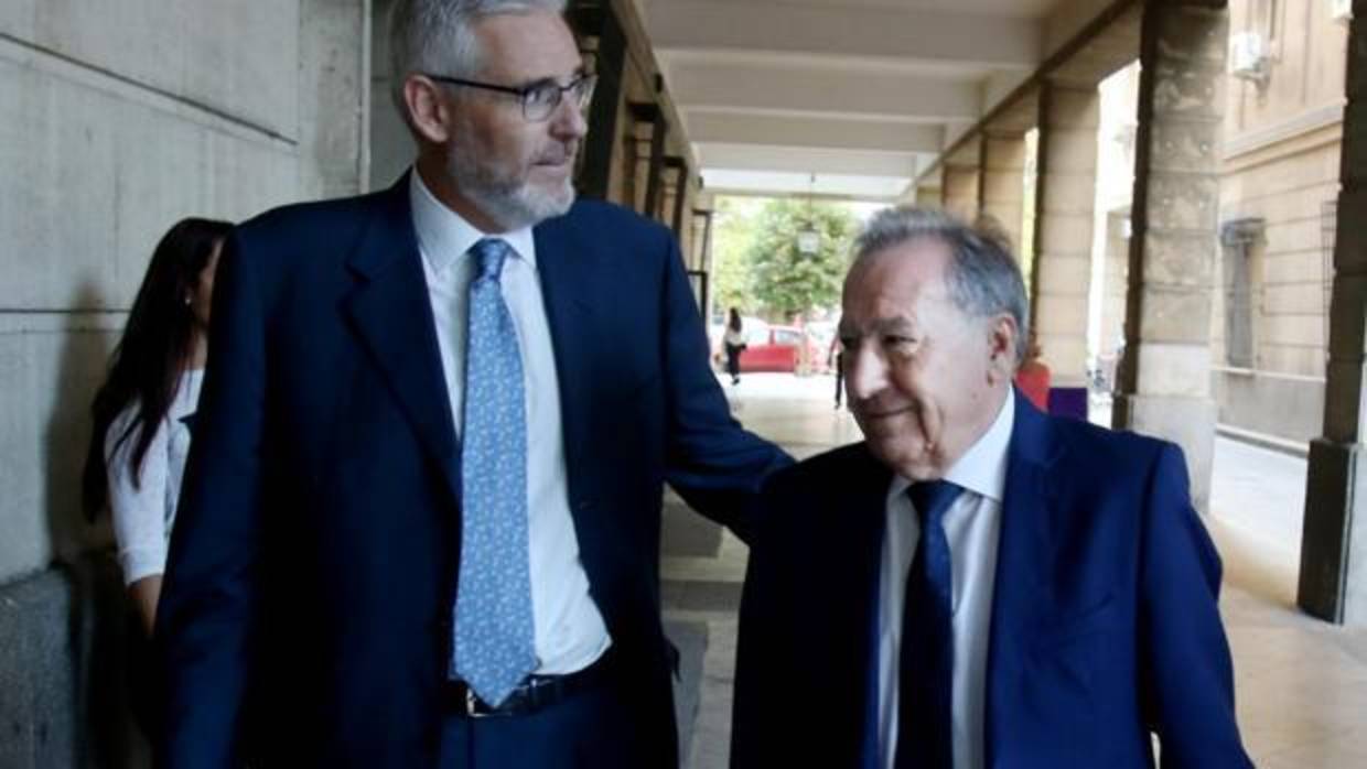 A la derecha, el empresario Manuel Muñoz.