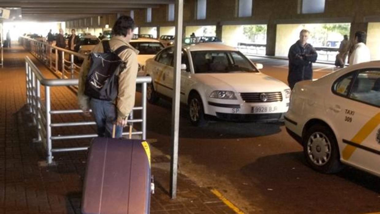 Un turista espera un taxi en la parada del aeropuerto de Sevilla