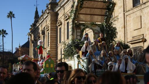 La salida de las carrozas por el Rectorado de la Universidad