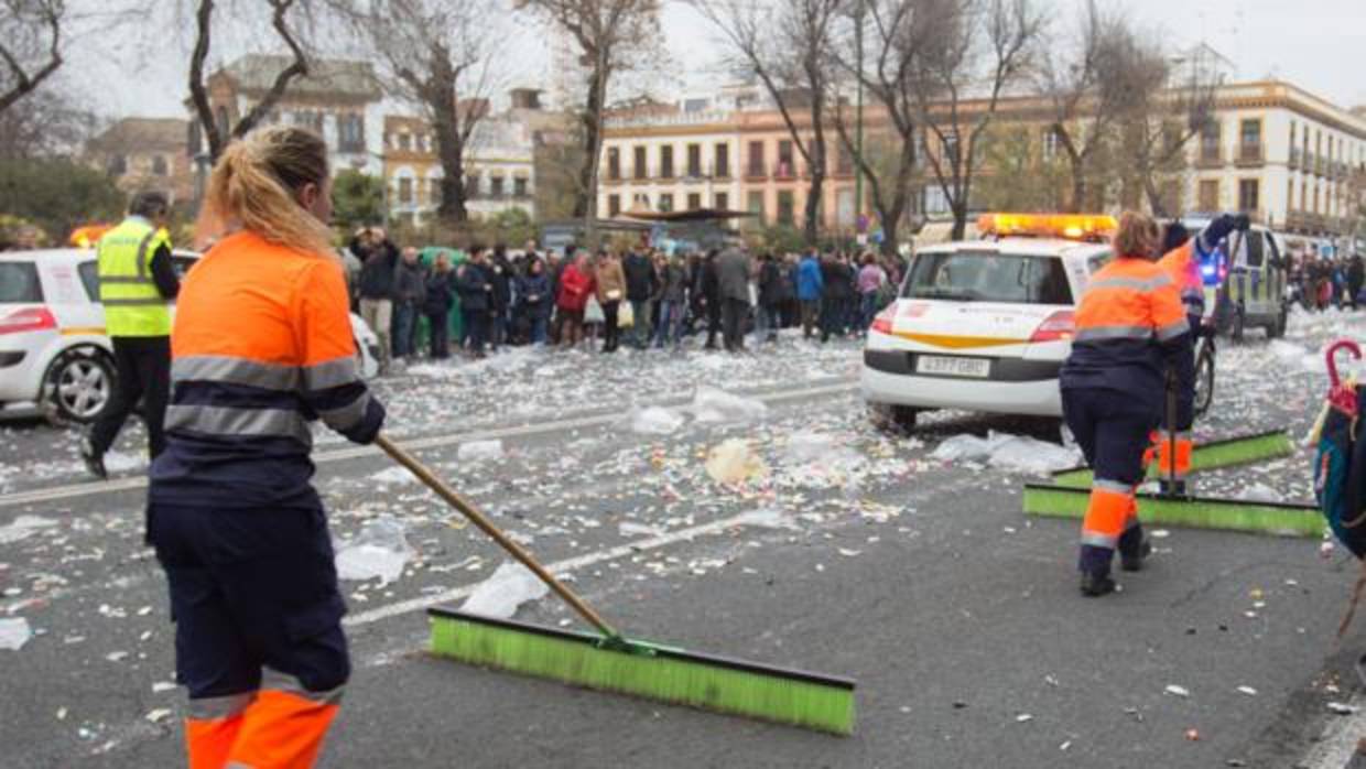 Operarios de Lipasam trabajando tras el paso de la Cabalgata por Menéndez y Pelayo