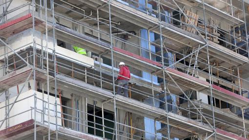 Obreros en los andamios de un edificio en obras