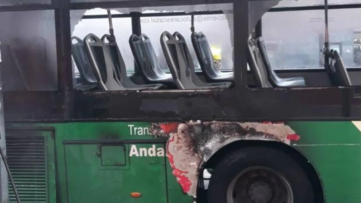 Detalle del autobús tras el incendio