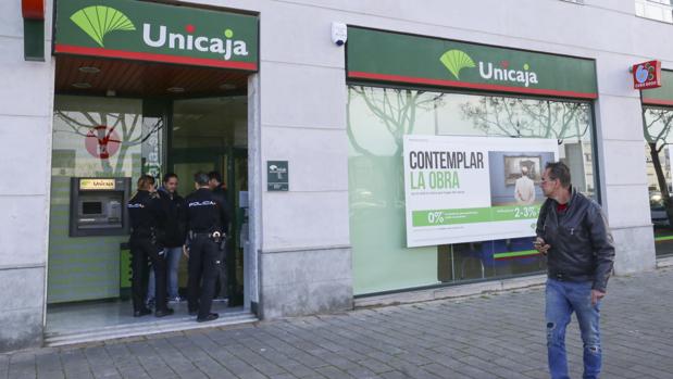 Huye con un botín de 65.000 euros tras atracar a punta de pistola un banco en la avenida Kansas City de Sevilla