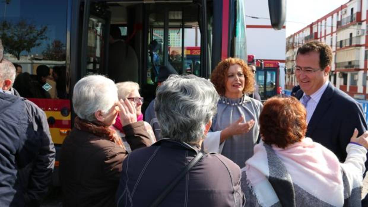 Juan Carlos Cabrera saluda a los vecinos durante la presentación de los autobuses