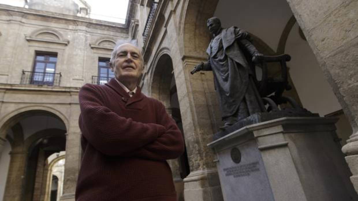 El catedrático Juan Ignacio Carmona García es autor de «La peste en Sevilla», «La otra cara de la Sevilla imperial» y «Crónica urbana del mal vivir, insalubridad, desamparo y hambre en Sevilla»