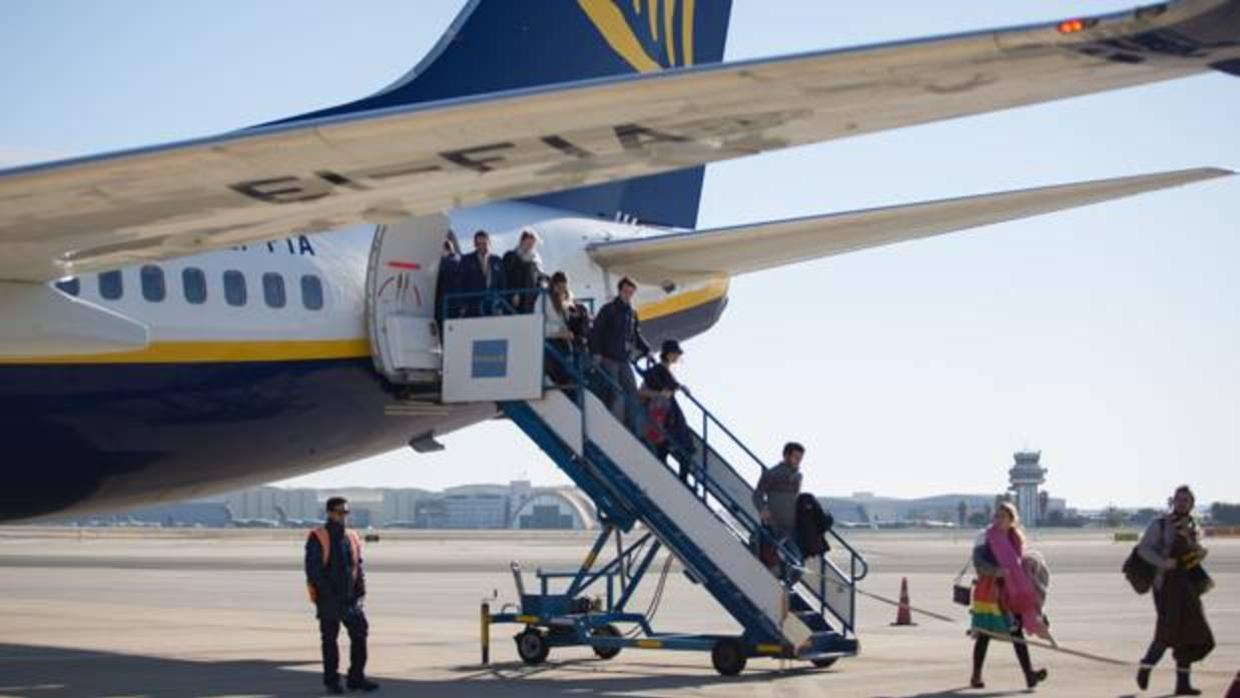 Pasajeros bajan de un avión en el aeropuerto de San Pablo