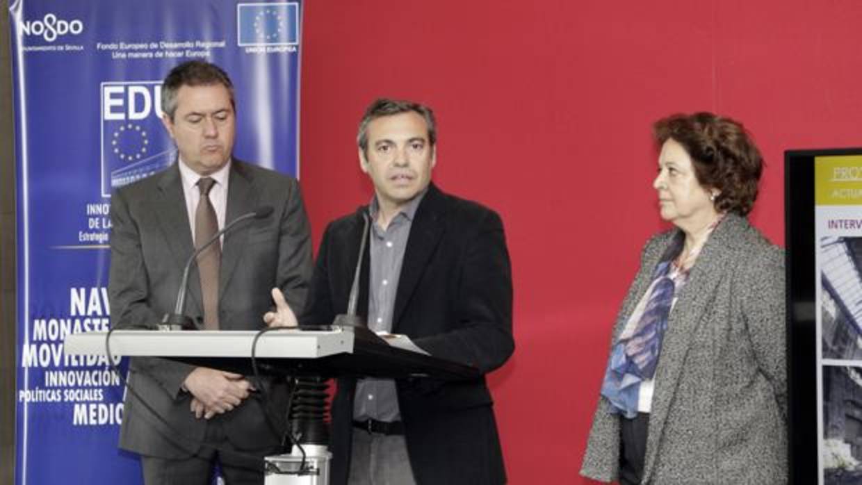 El alcalde muestra a un vecino de San Jerónimo el proyecto a través de una recreación virtual en 3D