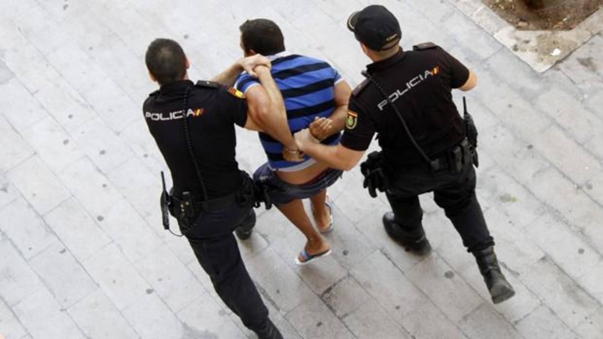 Policías detienen a un delincuente