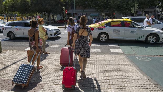 Cuatro horas de paros del taxi el Viernes de Dolores en Sevilla