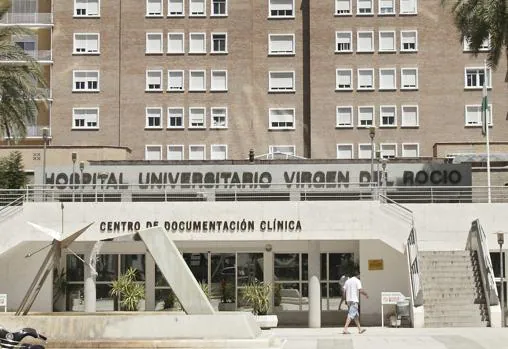 Hospital Virgen del Rocío, donde al menos dos familiares que tuvieron contacto con un paciente con tuberculosis han dado positivo en la prueba de Mantoux