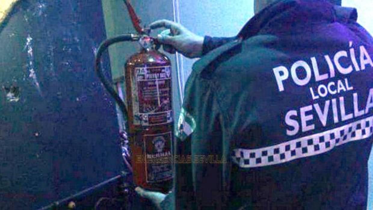 Local precintado en Sevilla durante la madrugada del sábado