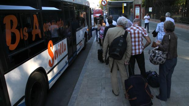 Espadas ultima un refuerzo de autobuses en el aeropuerto como alternativa al taxi en Sevilla
