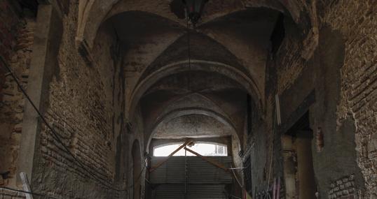La paralización de las obras impide desde hace siete años abrir el callejón que hay debajo de la Casa de la Moneda -en la imagen- y que conecta las calles Santander y Habana
