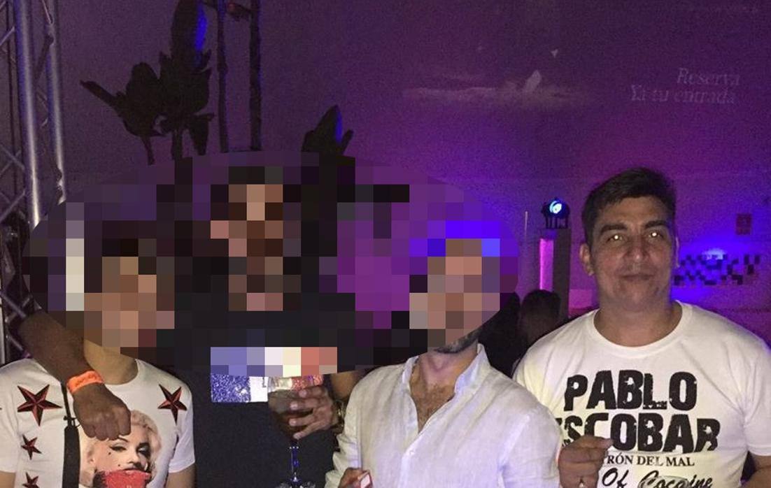 Amador Muñoz, el presunto asesino de su mujer, a la derecha de la imagen durante una fiesta