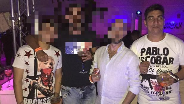 Amador de fiesta con unos amigos