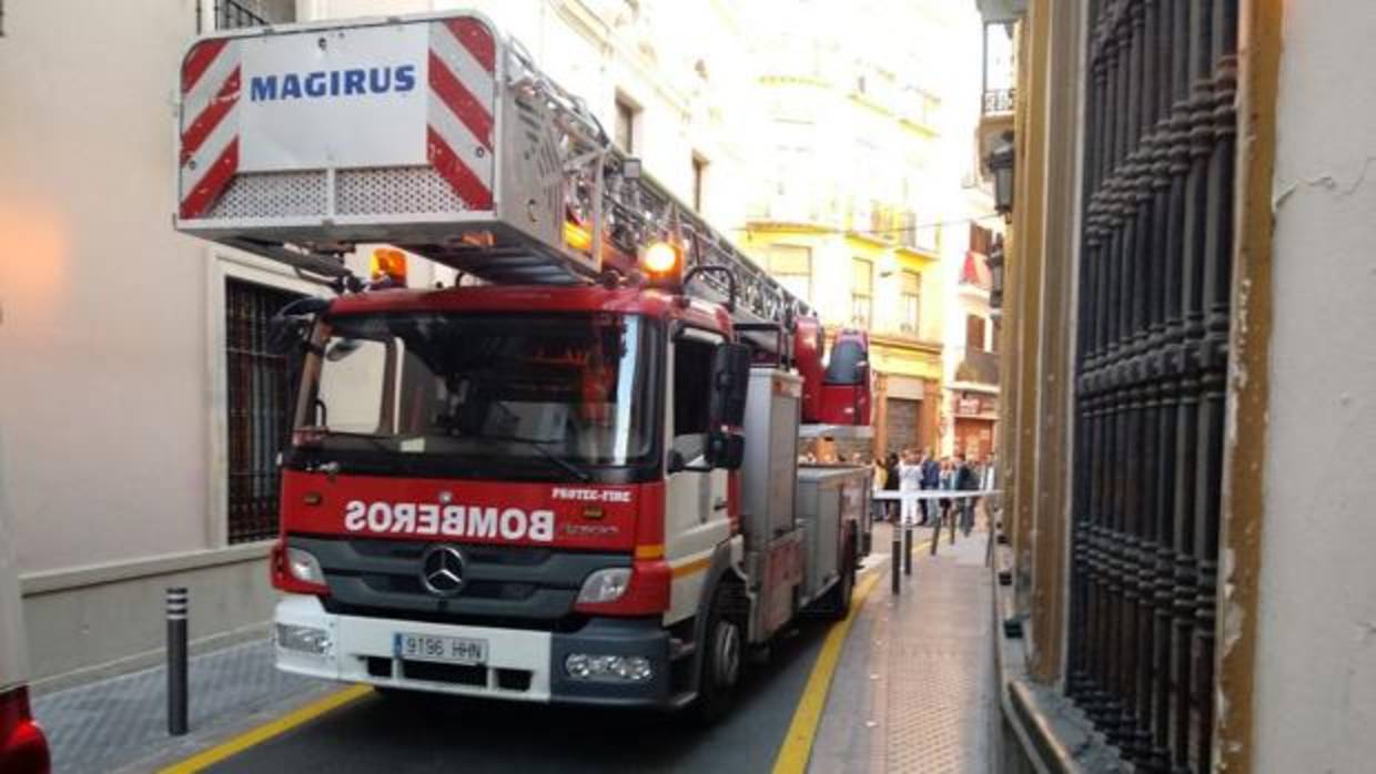 Dotaciones de bomberos acudiendo al incendio